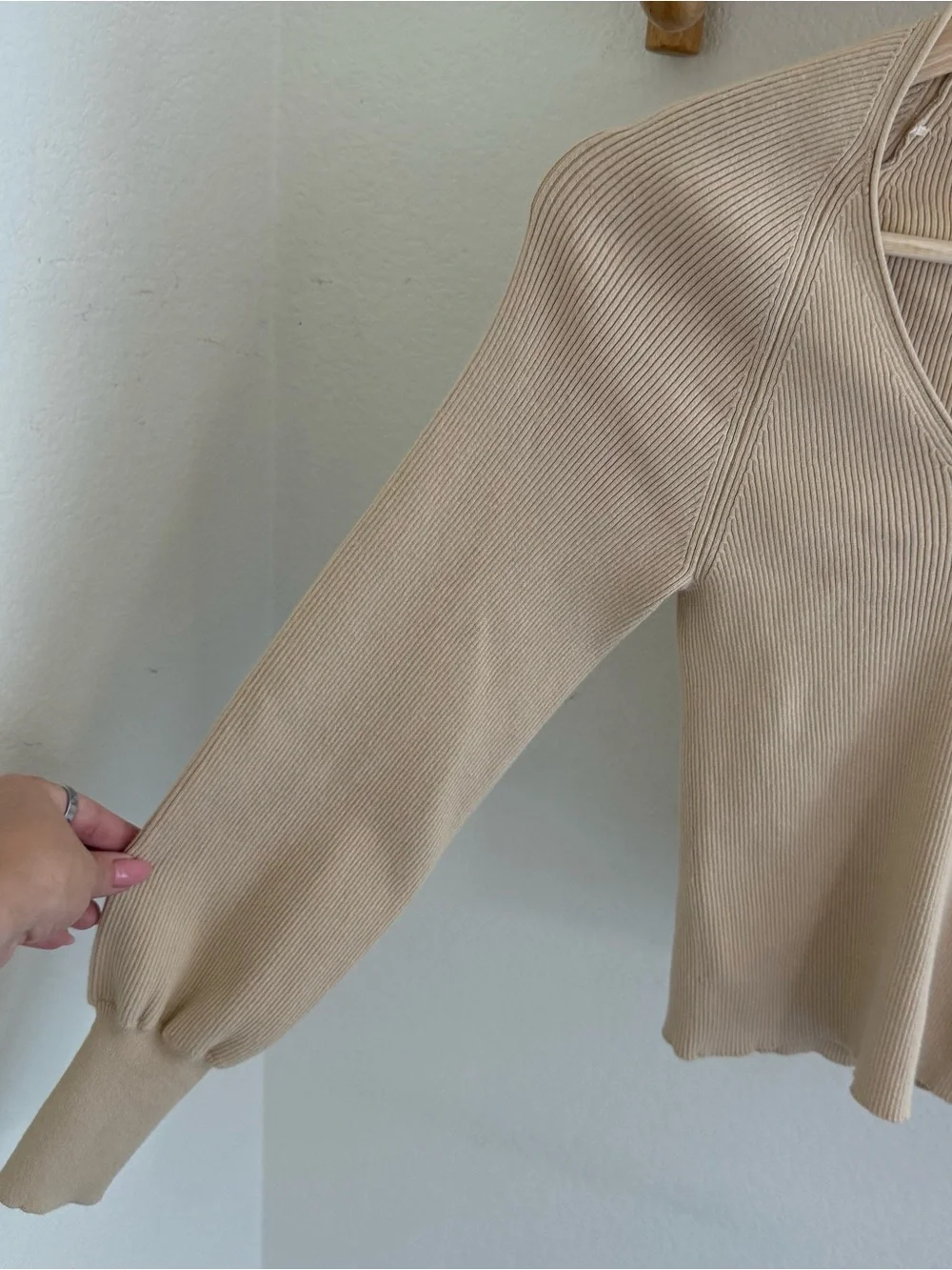 BOSS ivory ribbed V-neck sweater top size XS minimalist capsule wardrobe